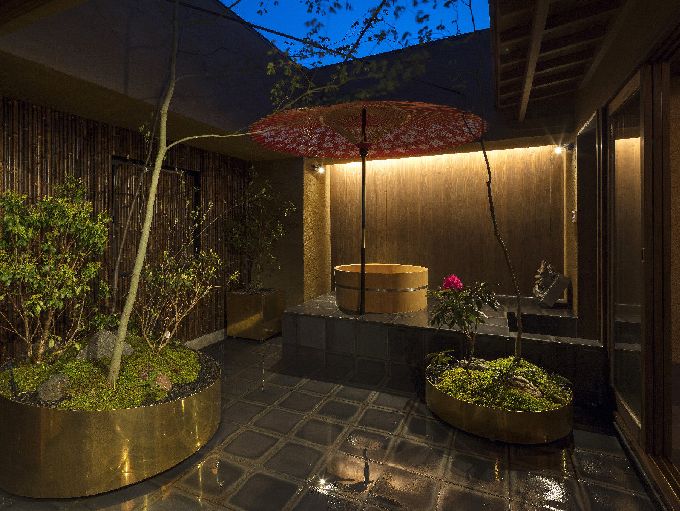 ゴザンホテル＆サービスアパートメント東山三条の日本庭園と露天風呂の写真